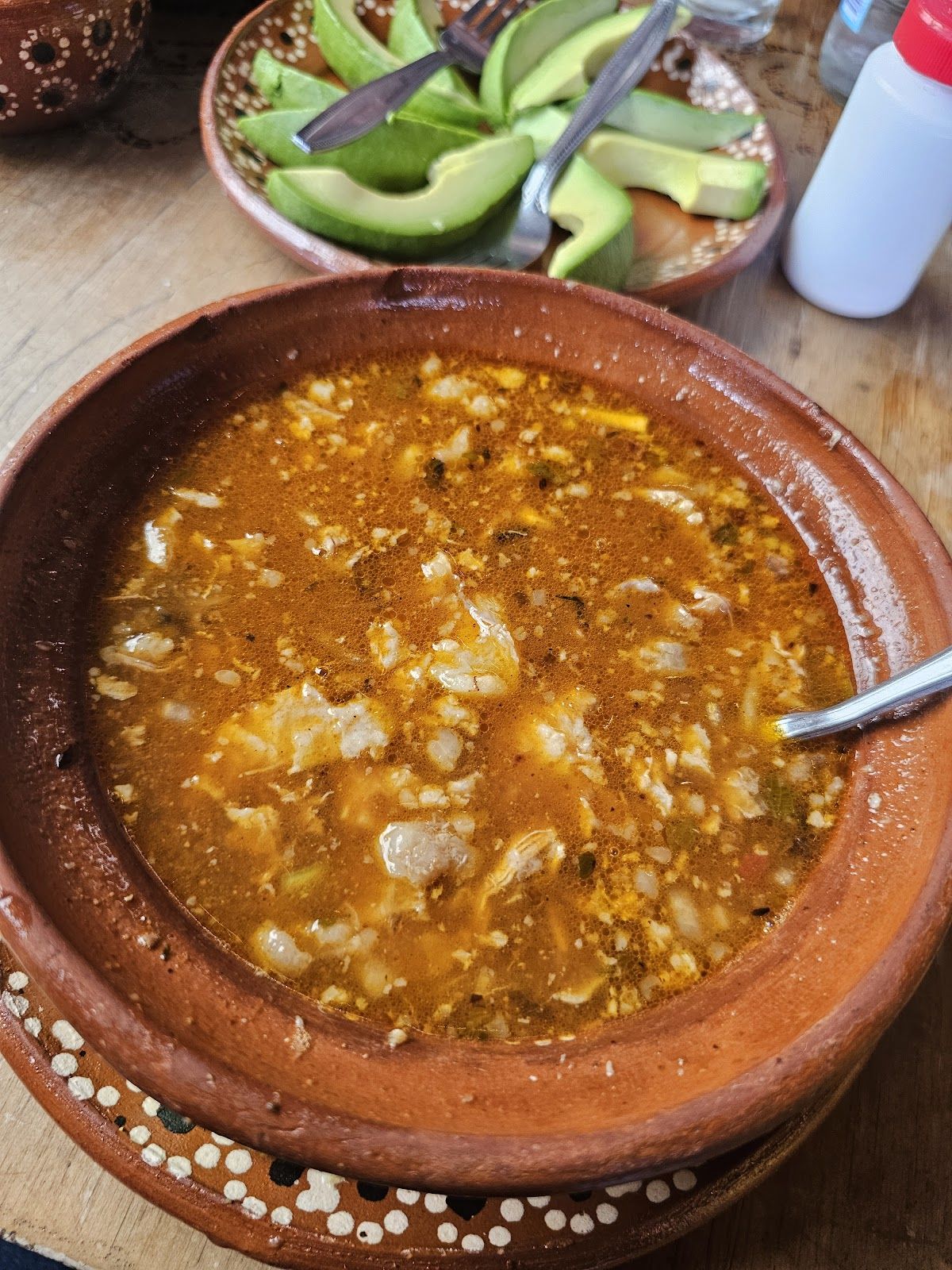 Consomé de birria en cazuela de barro