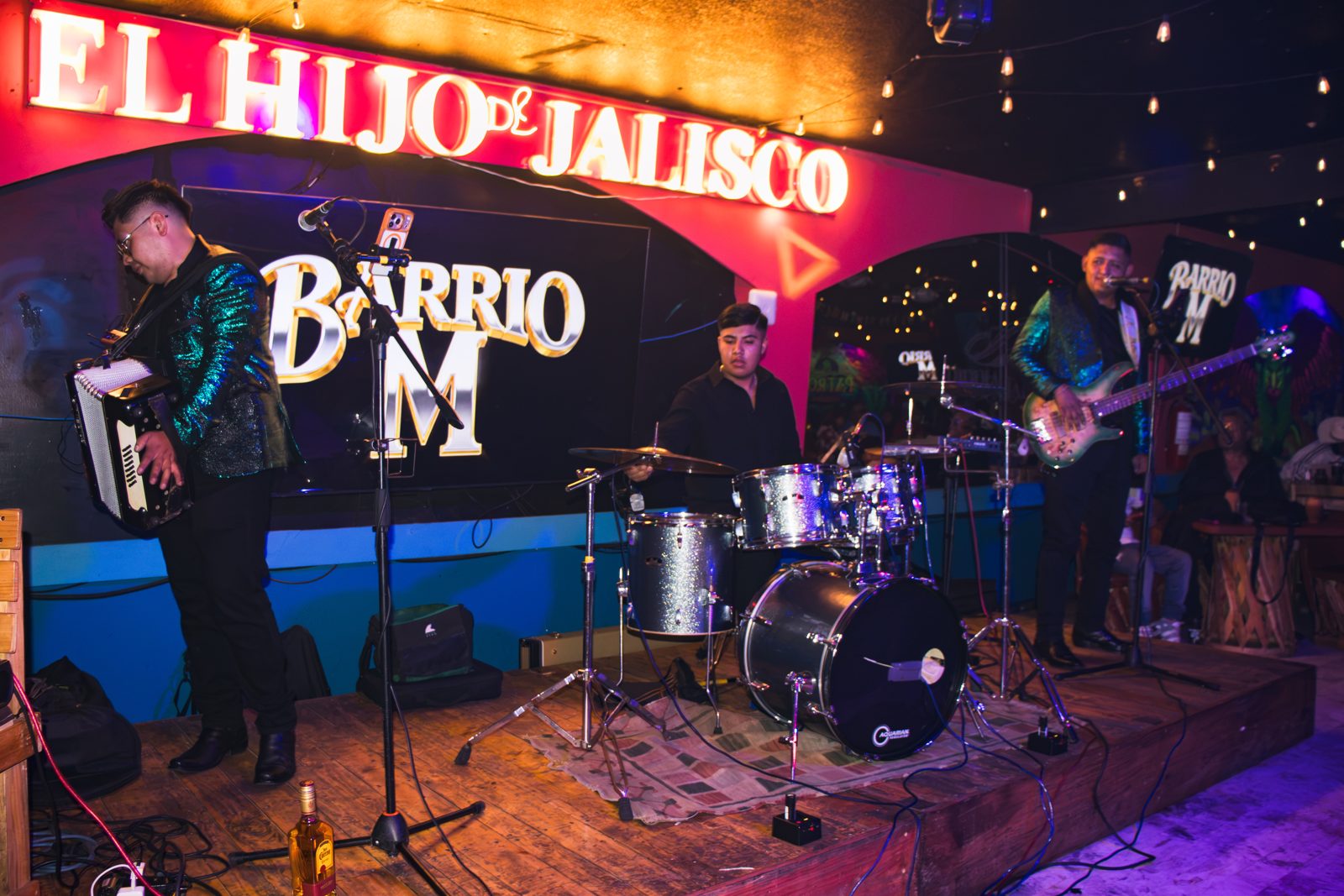Banda tocando en vivo en el escenario del segundo piso