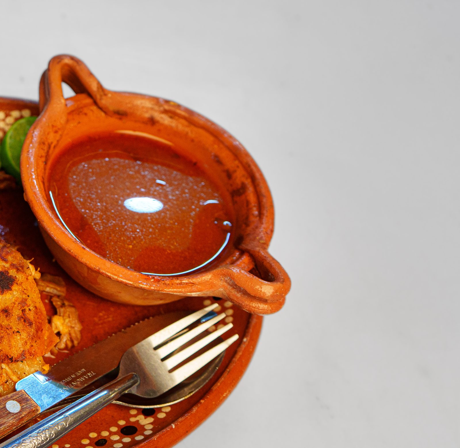 Consomé de birria en cazuela de barro