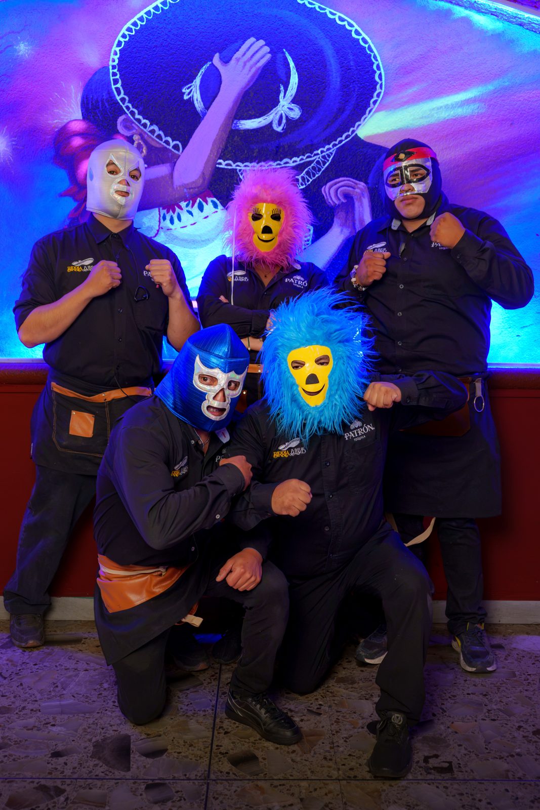 El equipo posando con máscaras de lucha libre