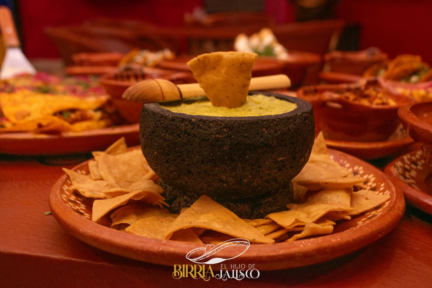 Guacamole en molcajete con totopos