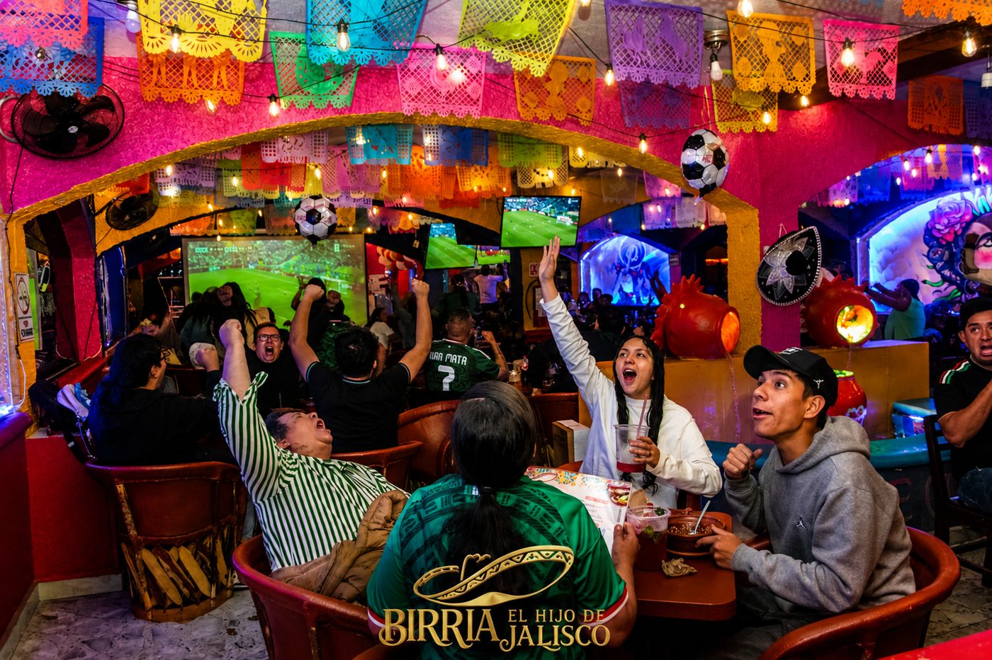 Salón de la planta baja lleno viendo el partido