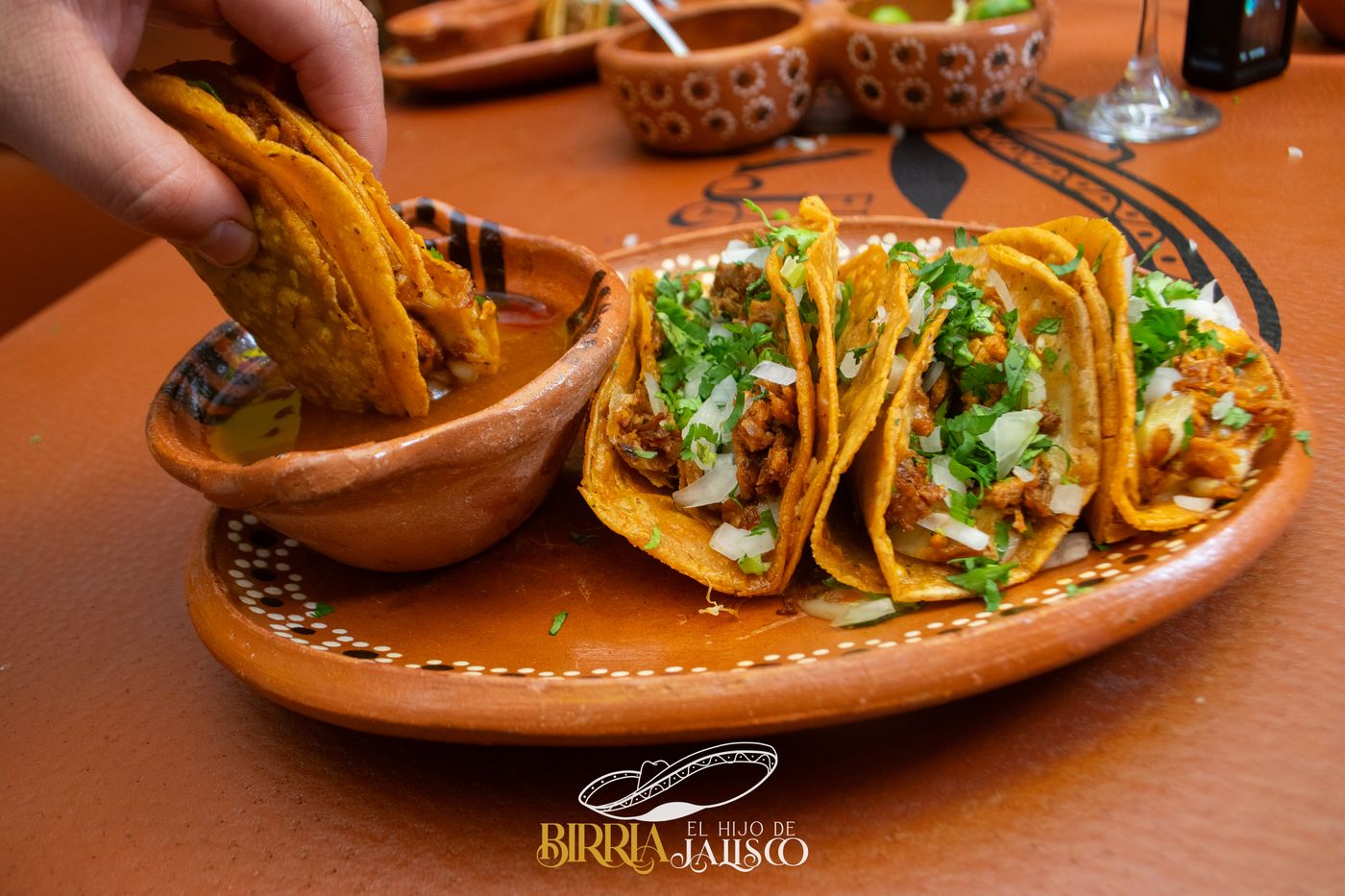 Taco de birria listo para remojar