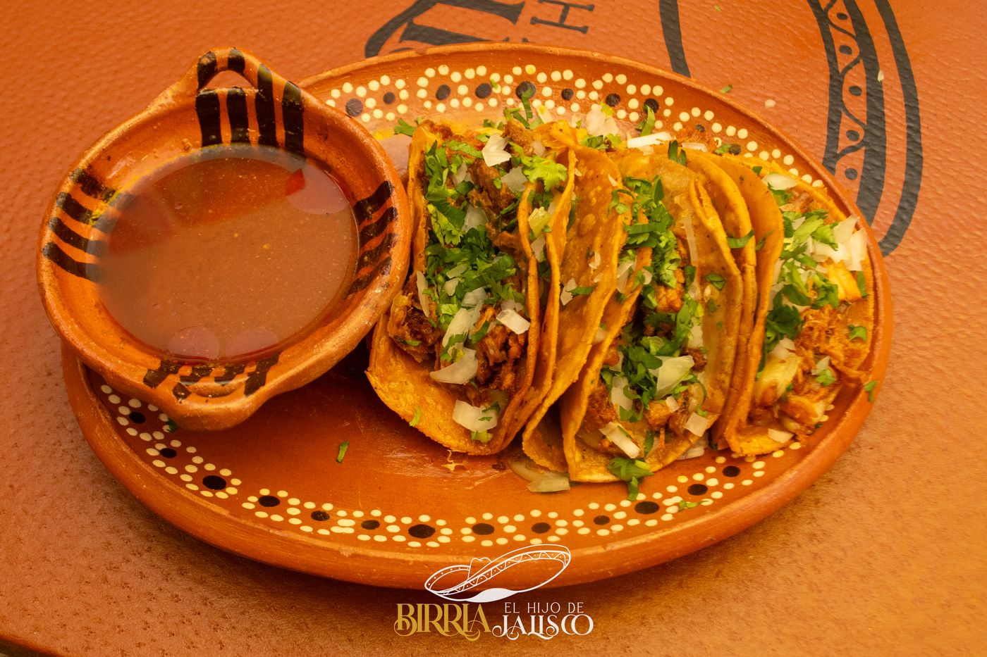 Tacos de birria servidos en barro