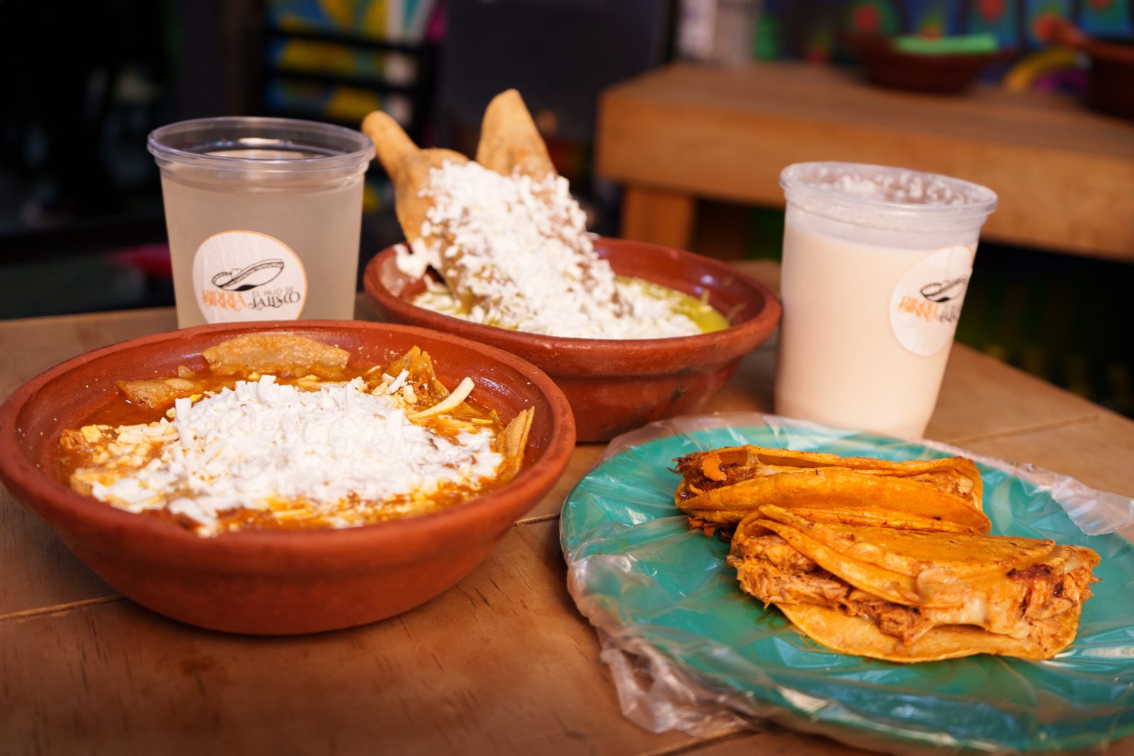 Paquete para llevar: tacos dorados, consomé, elote y agua