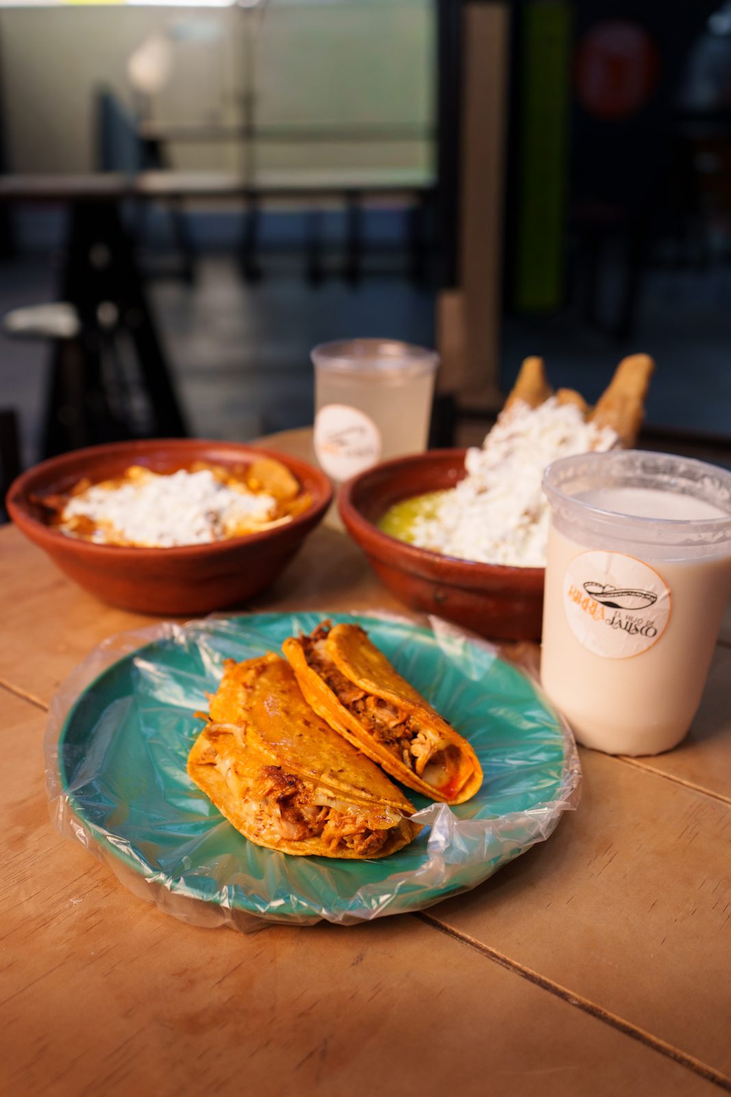 Orden de tacos dorados con consomé, guacamole y agua