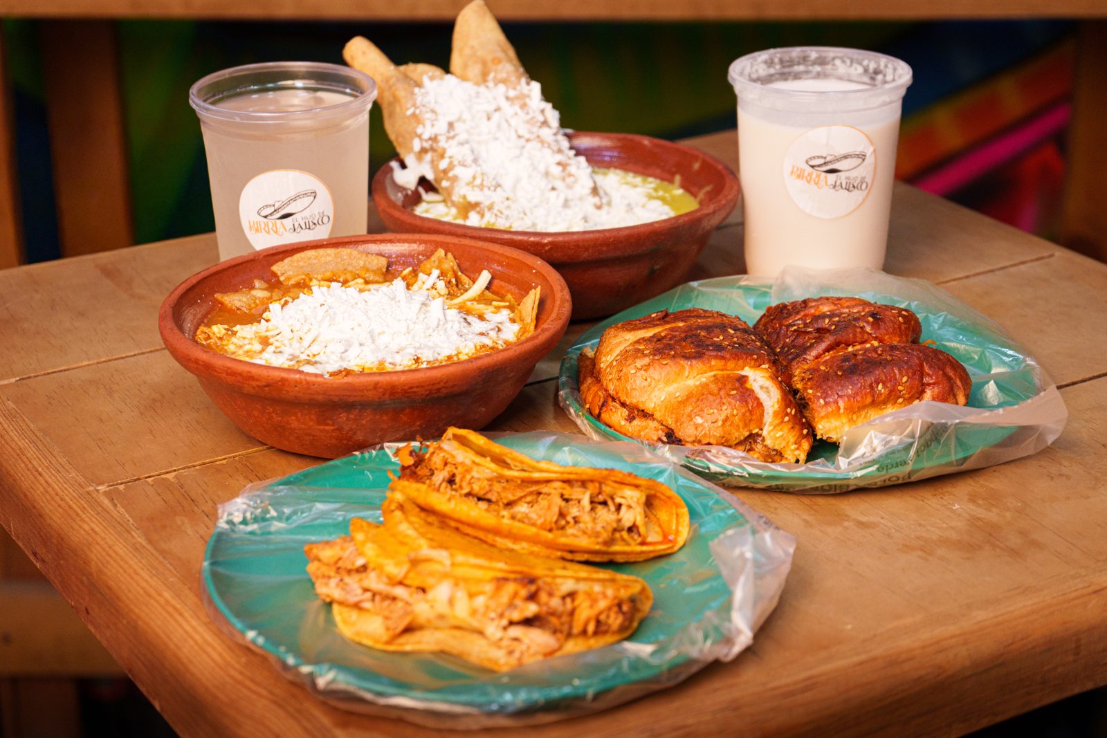 Paquete con teleras, tacos y consomé listo para llevar