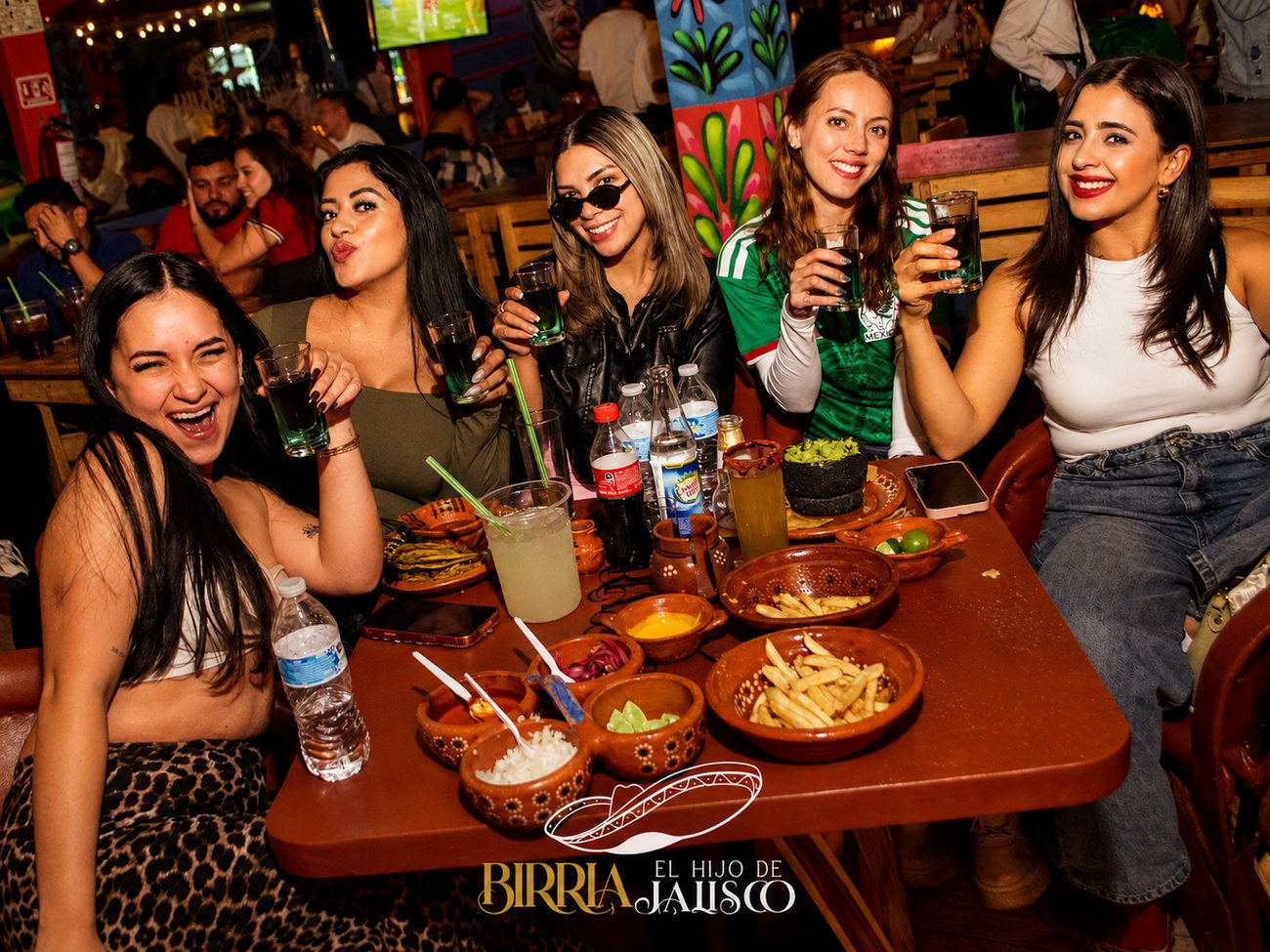 Grupo de amigas brindando en el segundo piso