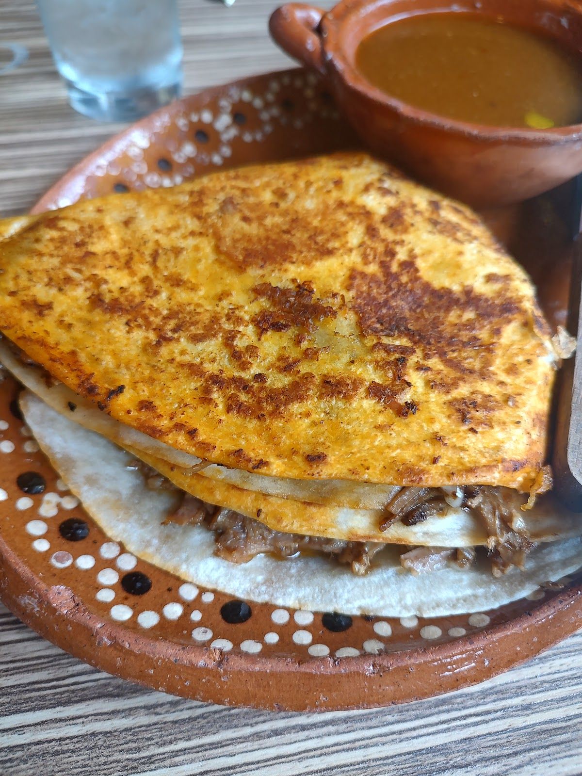 Quesabirria dorada con consomé